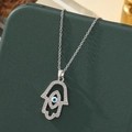 Collier main de Fatma en argent avec pendentif œil bleu sur une boîte à bijoux de luxe - A24-argent