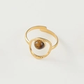 Anillo abierto dorado estilo egipcio con piedra redonda de ojo de tigre marrón central - Doble Círculo Marrón