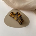 Vista dettagliata della pinza per capelli con stampa leopardata ambra su seta beige - Stampa Leopardata Scura