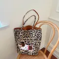 Borsa tote in tela leopardata vintage con patch ricamata a forma di bassotto - Borsa Tote Leopardata con Ricamo Cane