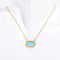 Dettaglio di una collana placcata oro 18K con un ciondolo quadrato in pietra turchese - Collana Blu