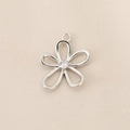 Makroaufnahme von Silberblumenanhänger mit hohlen Blättern und funkelndem Mittelstein - PJ0183-Silberne Fünfblättrige Blume / Silber