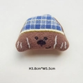 Detalle de accesorio de cachorro de peluche marrón con gorro de cuadros azul y bordado - Estilo DIY (Apertura trasera) / Perro Color Café con Sombrero de Cuadros
