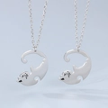 Collana in acciaio inossidabile argento con due ciondoli a forma di gatto minimalista - Coppia Argento (KN90119-Z)
