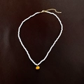 Collier de perles blanches avec petit pendentif orange et fermoir mousqueton doré - Blanc Orange (77# Collier-3mm)
