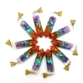 Vue détaillée de 10 pendentifs hexagonaux en résine avec pierres colorées sur fond blanc - Colonne Hexagonale / Pendentif Uniquement (Sans Chaîne)