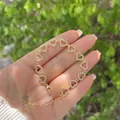 Dettaglio del bracciale a cuore cavo placcato oro 18 carati con zirconi e chiusura a moschettone - Cuore vuoto (5)
