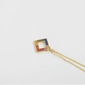 Goldene Halskette mit quadratischem Anhänger und bunten Edelsteinen besetzt - Regenbogen Zirkon Quadrat
