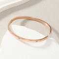 Bracciale rigido lucido in acciaio inossidabile oro rosa con cristalli e chiusura - Oro Rosa (6 Pietre)