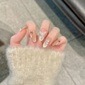Primer plano detallado de uñas postizas de ojo de gato con mariposas y perlas - Extra Pequeño (Óvalo Medio)