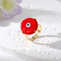 Vergoldeter Evil Eye Ring mit roter Glasur und verstellbarer Schiene auf Steinpodest - Einstellbar Offen / Rotes Auge