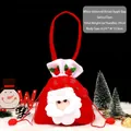 Rote Samt-Weihnachtstüte mit 3D-Weihnachtsmann-Figur und grünen Stechpalmenblättern - Flanell Kordelzug Weihnachtsmann