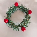 Détail de rond de serviette de Noël avec aiguilles de pin vertes et baies rouges - Anneau de vigne d'aiguille de pin 6CM 4 baies