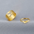Verstellbare goldene Delphinringe für Paare auf einem strukturierten grauen Hintergrund - Partnerring / Gold Delphin Stil (WR597)