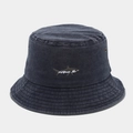 Dettaglio cappello alla pescatora in denim lavato con ricamo squalo e occhielli in metallo - Taglia unica / Blu navy