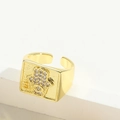 Detaillierte Nahaufnahme eines goldenen Hamsa-Hand-Rings mit funkelnden Zirkonia - Hamsa Hand Stil