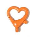 Detailopname van een feloranje hartvormige karabijnsluiting voor DIY-sieraden - Oranje