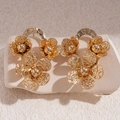 Vintage goldene Blumenohrringe mit gehämmerter Textur und zentraler Metallkugel-Verzierung - Gold