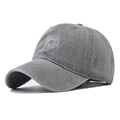Dettaglio del cappellino grigio in cotone lavato con ricamo a sole bianco rifinito - Regolabile / Grigio
