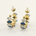 Detalle de pendientes en C bañados en oro de 18K con circonitas marquise azules y blancas - Chapado al Vacío 18K / Blanco y Azul (370)