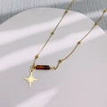 Primer plano del collar con colgante de estrella dorada y piedra natural ojo de tigre - Collar