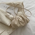 Minimalistische beige Wolkentasche mit weicher Raffung und feinem Schultergurt - Gebrochenes Weiß