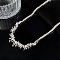 Elegante collana di perle e zirconi a stella con catena placcata argento su fondo nero - Collana Bianco Argento