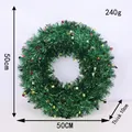 Nahaufnahme eines 50 cm grünen Weihnachtskranzes mit roten und goldenen Pailletten, 10 cm dick - Grüner Seidenkranz mit Punkten