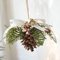 Adorno navideño de piña con ramas de abeto, cascabel y cinta con mensaje de deseos - Adorno de Piña Grande con Cinta de Satén (15*15cm)