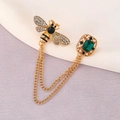 Spilla vintage ape dorata con gemma smeraldo e perle su una catena a maglie - Spilla a Catena Ape e Gemma Quadrata Vintage / Spilla Ape con Gemme e Strass (8885)