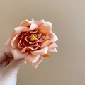 Pince à cheveux fleurie rose corail élégante avec pétales en tissu multicouches - Pince à Cheveux Fleur Artificielle Multi-couches (110#) / Jaune