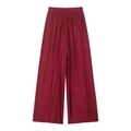 Détail d'un pantalon large bordeaux à taille haute en satin brillant - Pantalon Rouge