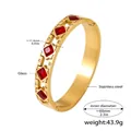 Brazalete de acero inoxidable dorado con gema de vidrio roja y medidas detalladas - Estilo de Hebilla de Cristal Rojo y Strass (Z378)