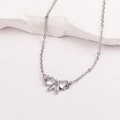 Vue détaillée d'un pendentif papillon argenté avec zircons marquise et chaîne fine en O - Style 10-Noeud Papillon Élégant Or Blanc