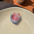 Détail d'une pince à cheveux en acrylique en forme de cupcake dans un bol en porcelaine - Cupcake rose - Crème de fleurs Petit clip
