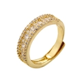 Vue détaillée d'une bague plaquée or 18 carats sertie de cristaux avec anneau ajustable - Or Zircon Blanc