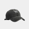 Détail d'une casquette de baseball en denim noir délavé avec broderie Shaka blanche - Réglable / Noir