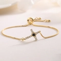 Dettaglio del bracciale a croce placcato oro 18 carati con cuore nero e catena regolabile - Croce Zirconia Nera Cuore (32047)