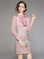Elegantes rosa figurbetontes Kleid mit transparenten Ärmeln und Blumenstickerei - M / Lotosrosa