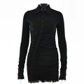 Détail d'une robe chemise noire à manches longues avec boutons et plis drapés - S / Noir