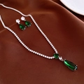 Detailaufnahme von smaragdgrünem Schmuckset mit Halskette und Ohrringen auf Seide - Grün (2er-Set)