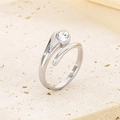 Detail van de zilveren slangvormige ring met een druppelvormige edelsteen en open band - US 6 / Zilver Diamant (Slangstijl)