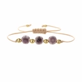 Dettaglio del bracciale intrecciato a mano con perle in ceramica viola e accenti in metallo - Perle di Rame + Fiori Viola