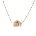 Macro-opname van gouden kralenketting met spiraalvormige schelphanger op wit - Oker Slak / Goud+Oker