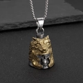 Colgante motero de acero inoxidable con casco de lobo dorado y calavera de plata - Campana Bicolor Oro y Plata