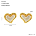 Detailoverzicht van hartparel oorbellen met 21mm hoogte en 18k vergulde afmetingen - Hart Parel Knopoorbellen (ZE1451G) / Goud en Wit