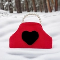 Borsa a mano in velluto rosso con cuore in pelliccia nera e manico di perle - Borsa in peluche con manico in perla / Cuore Rosso