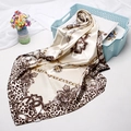 Elegante pañuelo de seda satinada con estampado de leopardo y cadena champán - 90x90cm / Albaricoque Beige