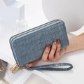 Portefeuille gris pour femme avec motif crocodile, double fermeture éclair et dragonne - Bleu