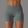 Dettaglio del design a vita alta incrociata e della trama a costine degli shorts da yoga - Taglia S / Pantaloni e gonne / colore cacao